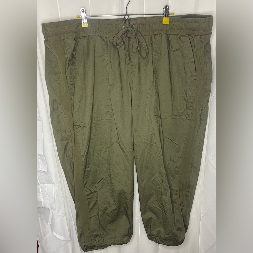 Lane Bryant 26/28 green cargo capris